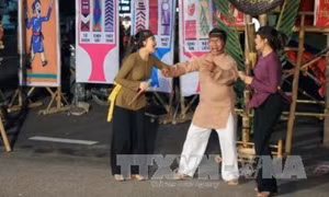 Thú chơi đu, chơi bài chòi ngày Tết ở Huế 
