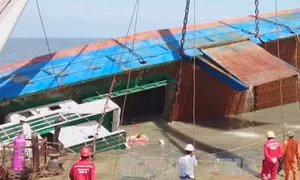 Đưa một thi thể nghi là thuyền viên tàu Hoàng Phúc 18 về bờ 
