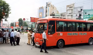 Ô tô cuốn xe máy vào gầm ngay cổng Bến xe Miền Tây