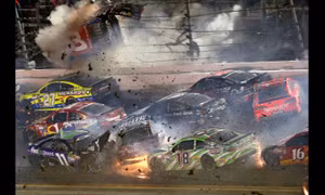 Tai nạn xe đua lộn nhào ‘như phim’ tại giải Nascar