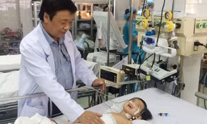 Bóc bướu máu nặng 1,3 kg cho bệnh nhi 2 tuổi