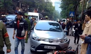Ô tô mất lái tông nát xe máy trên phố Tô Hiệu