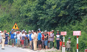 Xe máy va chạm ôtô tải, 2 người chết tại chỗ