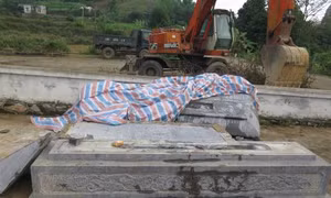 Tượng đài Anh hùng Cù Chính Lan bị xâm hại