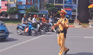 Cảnh sát giao thông mỗi ngày một việc tốt