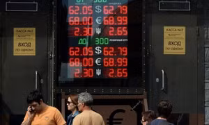Đồng ruble Nga chạm đáy mới 