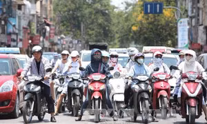 Bắc Bộ, Trung Bộ ngày nắng gắt, tối và đêm có mưa dông kèm lốc sét
