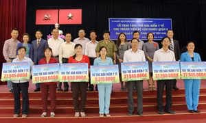 Trao tặng thẻ bảo hiểm y tế cho 1.000 người khó khăn tại TP Hồ Chí Minh