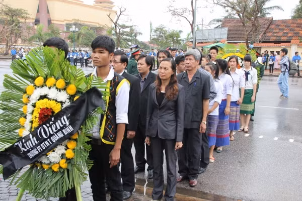 Hàng dài học sinh, sinh viên Quảng Bình viếng Đại tướng ảnh 2