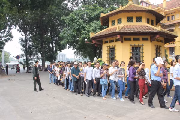 Dòng người, lòng người còn lưu luyến mãi ảnh 2