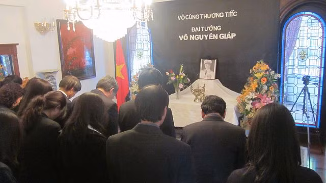 Đại sứ quán Việt Nam tại Argentina tổ chức viếng Đại tướng ảnh 1