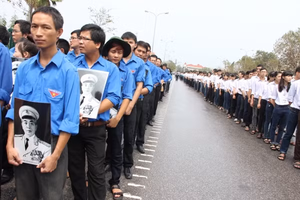 Hàng dài học sinh, sinh viên Quảng Bình viếng Đại tướng ảnh 1