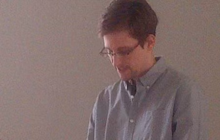 Snowden tuyên bố không mang tài liệu mật tới Nga ảnh 1