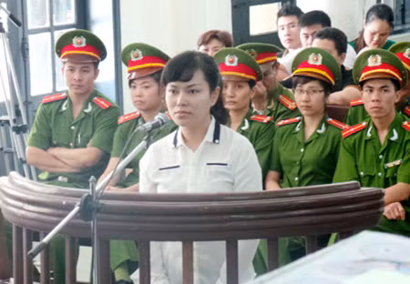 Án chung thân cho 'siêu lừa đảo' bán bảo hiểm ảnh 1