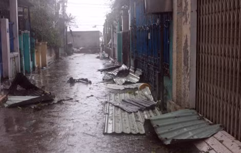 Hàng ngàn ngôi nhà đổ sập, tốc mái do bão ảnh 1