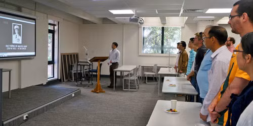 Du học sinh Việt Nam tại Australia tưởng niệm Đại tướng ảnh 2