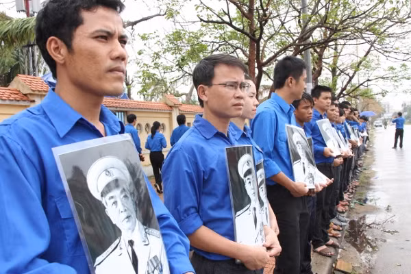 Hàng dài học sinh, sinh viên Quảng Bình viếng Đại tướng ảnh 3