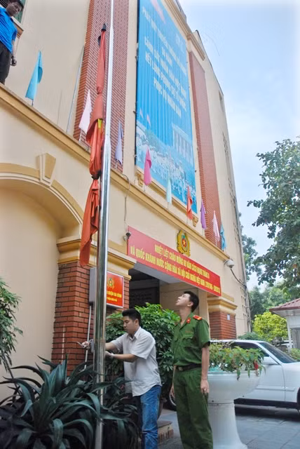Hà Nội treo cờ rủ để tang Đại tướng ảnh 2