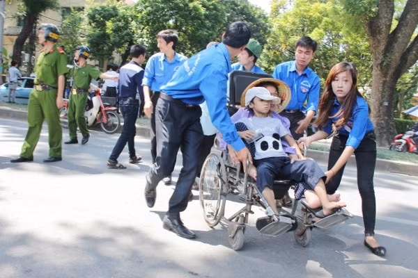 Những chiếc áo xanh gửi lời tri ân Người ảnh 3