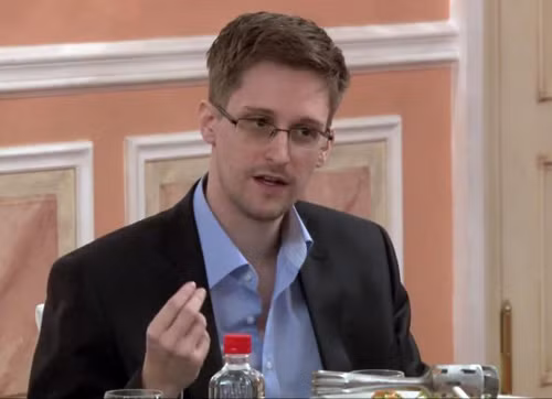 Snowden tuyên bố không mang tài liệu mật tới Nga ảnh 1