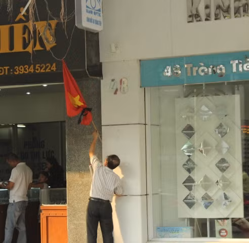 Hà Nội treo cờ rủ để tang Đại tướng ảnh 13