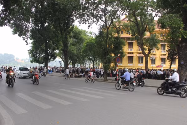 Dòng người, lòng người còn lưu luyến mãi ảnh 3