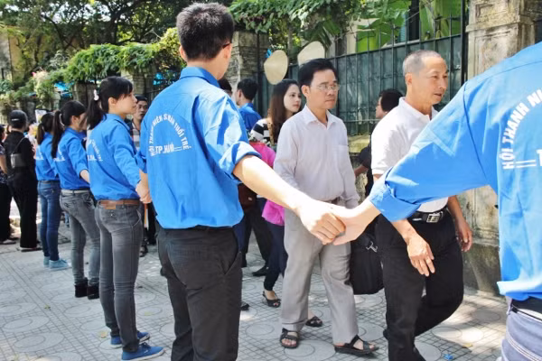 Những chiếc áo xanh gửi lời tri ân Người ảnh 7