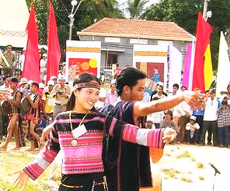 Người Ba Nar ở Kon Tum vui Tết Ét Đoong ảnh 1
