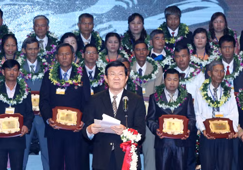 Tôn vinh nông dân xuất sắc ảnh 1