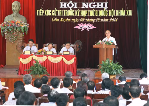Chủ tịch Quốc hội Nguyễn Sinh Hùng tiếp xúc cử tri Hà Tĩnh ảnh 1