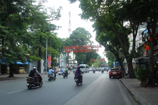 Hà Nội xôn xao đón 60 năm giải phóng ảnh 1