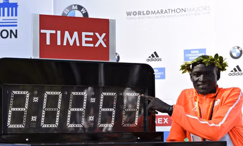 VĐV người Kenya phá kỷ lục thế giới về chạy marathon ảnh 1