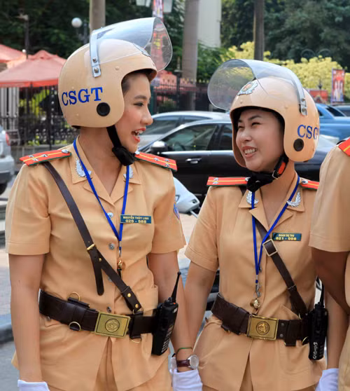 Nữ CSGT xinh đẹp dẫn đoàn ảnh 9