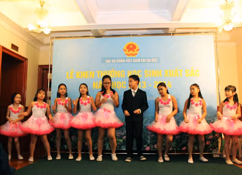Tôn vinh học sinh, sinh viên Việt Nam xuất sắc tại Séc ảnh 2