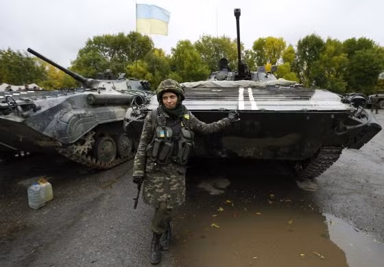Những người phụ nữ cầm súng ở Đông Ukraine ảnh 7