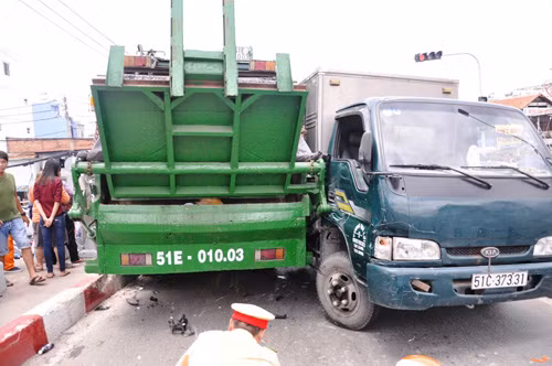 Xe chở rác mất phanh đè bẹp 4 xe máy ảnh 1