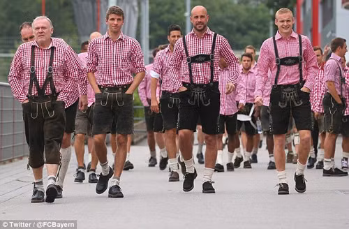 Cầu thủ Bayern Munich dự lễ hội Oktoberfest ảnh 1