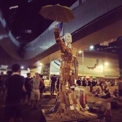 Hong Kong: Xuất hiện tượng người biểu tình cầm ô cao 3m ảnh 2