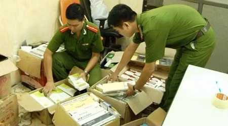 Bắt khẩn cấp nghi phạm vụ nhập lậu thuốc lá ảnh 2