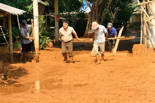 Bùn đỏ ngập thôn xã sau sự cố vỡ đập nhà máy quặng ảnh 5