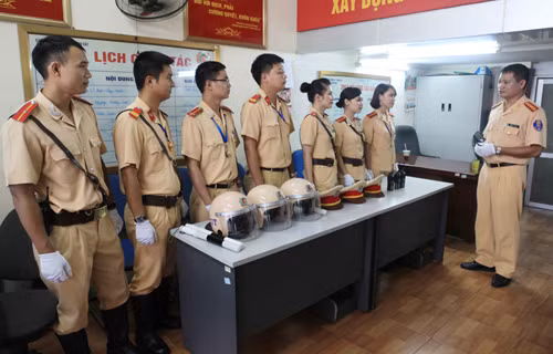 Nữ CSGT xinh đẹp dẫn đoàn ảnh 1