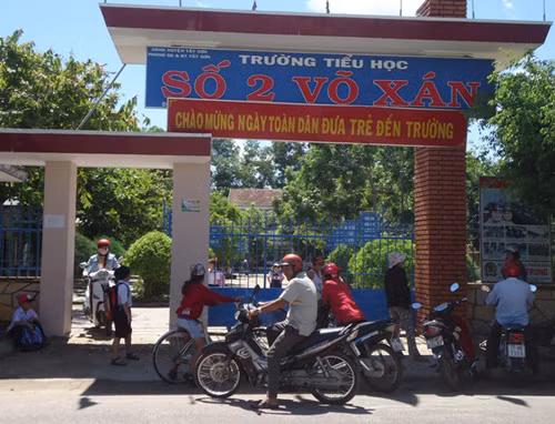 Kiểm điểm ban giám hiệu bắt học sinh mua đồng phục ảnh 1