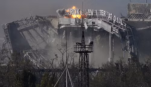 Sân bay Donetsk vụn vỡ sau giao tranh ảnh 3