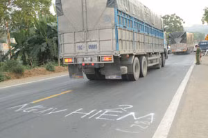 Sụt lún, nứt bất thường tại quốc lộ 6 qua Hòa Bình ảnh 1