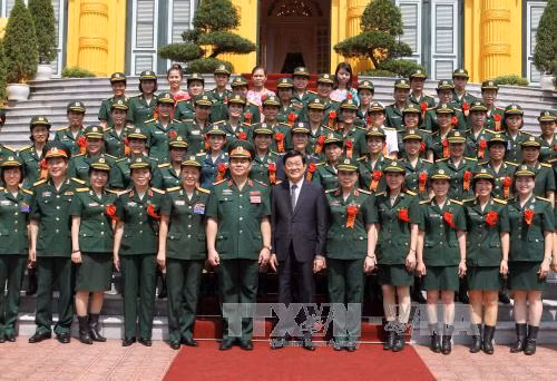 Chủ tịch nước gặp mặt gương điển hình của phụ nữ quân đội ảnh 1