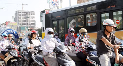 Nhiệt độ Hà Nội vượt 39 độ, người dân lo đối phó ảnh 1