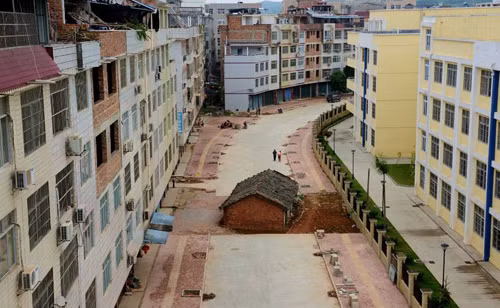 Nhà dân không chịu di dời ‘trơ lì’ giữa phố ảnh 2