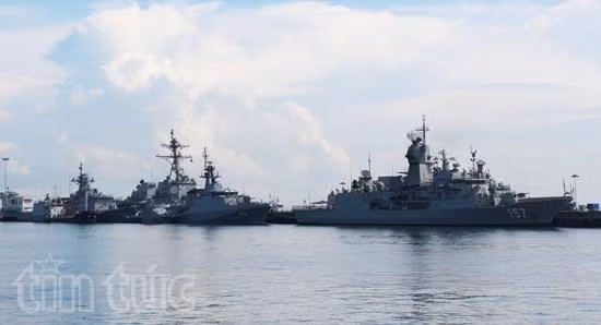 Nhiều tàu chiến hiện đại quy tụ tại căn cứ Hải quân Singapore ảnh 13