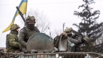 Ukraine tập trung vũ khí hạng nặng ở Donbass ảnh 1