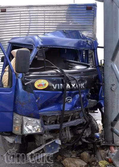 Xe tải lao trụ biển báo, tài xế kẹt trong ca bin ảnh 1